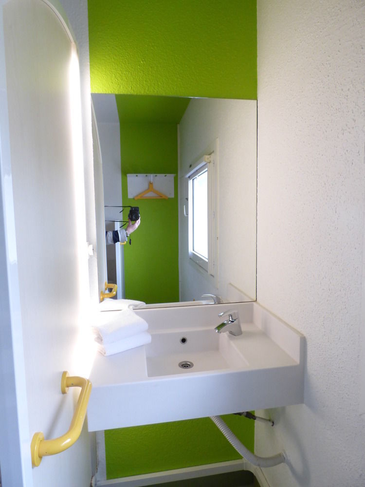 Hotelf1 Salon De Provence Екстер'єр фото